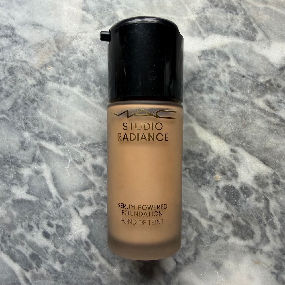 MAC Studio Radiance Serum-Powered Foundation NC17.5
